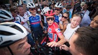 Ekspresi Evenepoel usai memastikan juara La Vuelta a Espana 2002, atau Tour of Spain di Kota Madrid, Minggu (11/9/2022). (David Pintens/AFP/Getty Images)