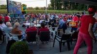 Pendukung Remco Evenepoel nobar etape 21 La Vuelta 2022 di kampung halamannya di Belgia. (NICOLAS MAETERLINCK/BELGA MAG/AFP/Getty Images)