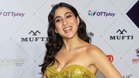 Dengan tatanan rambut dan makeup yang simpel, Sara Ali Khan tetap memikat. (Foto: Prodip Guha/Getty Images) 