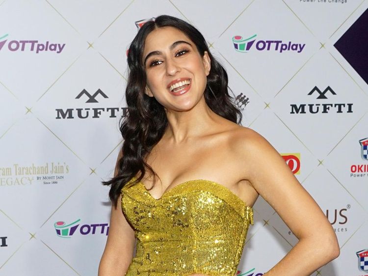 Sara Ali Khan Tebar Senyum Mempesona