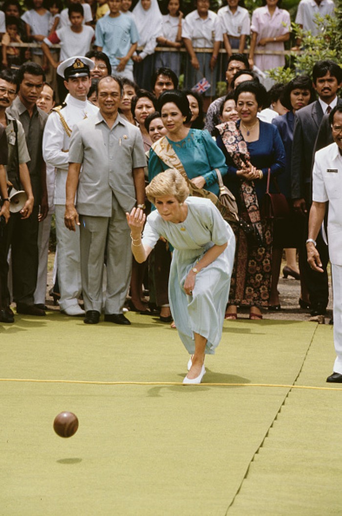 3 Tempat di Indonesia Ini Pernah Dikunjungi Lady Diana Prince Charles and Diana, Princess of Wales (1961 - 1997) visit the Taman Mini recreational area in Jakarta, Indonesia, November 1989. Diana is wearing a suit by Catherine Walker. (Photo by Jayne Fincher/Princess Diana Archive/Getty Images)