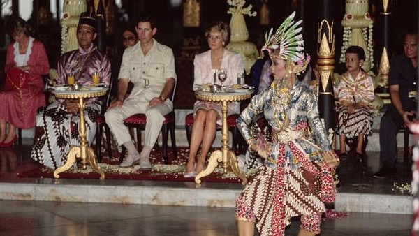 Masih di tahun yang sama, tepatnya pada November 1989, Putri Diana dan Charles berkunjung ke Keraton Yogyakarta. (Tim Graham Photo Library via Getty Images)  