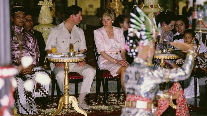 Prince Charles and Diana, Princess of Wales (1961 - 1997) visit the Taman Mini recreational area in Jakarta, Indonesia, November 1989. Diana is wearing a suit by Catherine Walker. (Photo by Jayne Fincher/Princess Diana Archive/Getty Images)