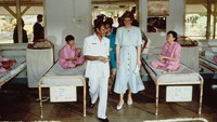 Setahun kemudian, pada tahun 1989 giliran Banten jadi destinasi kunjungan Diana. Kali ini, Diana datang untuk mengunjungi para penderita penyakit kusta di RS Sintala, Banten. (Tim Graham Photo Library via Getty Images)  