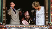Diana dan Charles sempat masuk ke beberapa rumah adat yang ada di Taman Mini Indonesia Indah (TMII). (Jayne Fincher/Getty Images)  