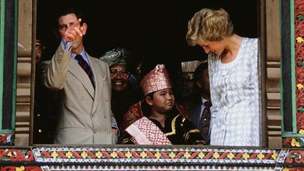 Diana dan Charles sempat masuk ke beberapa rumah adat yang ada di Taman Mini Indonesia Indah (TMII). (Jayne Fincher/Getty Images) Â Diana dan Charles sempat masuk ke beberapa rumah adat yang ada di Taman Mini Indonesia Indah (TMII). (Jayne Fincher/Getty Images) Â