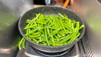Teksturnya lembut dan juicy. Sebelum dipanggang, daging yang dimarinasi lama sehingga bumbunya meresap hingga ke lapisan dalam daging. Foto: detikcom
