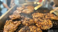 Fillet ayam kemudian dipanggang dengan bumbu rahasia. Ukuran satu potong daging ayamnya terbilang besar. Daging ayam itu disajikan dengan cara dipotong-potong. Foto: detikcom