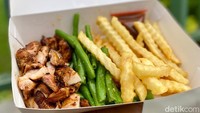 Semakin lezat dengan siraman saus barbeque yang manis gurih. Tambahan buncis yang ditumis bumbu bawang putih menambah tekstur tersendiri. Teksturnya renyah segar dengan aroma wangi bawang putih. Foto: detikcom