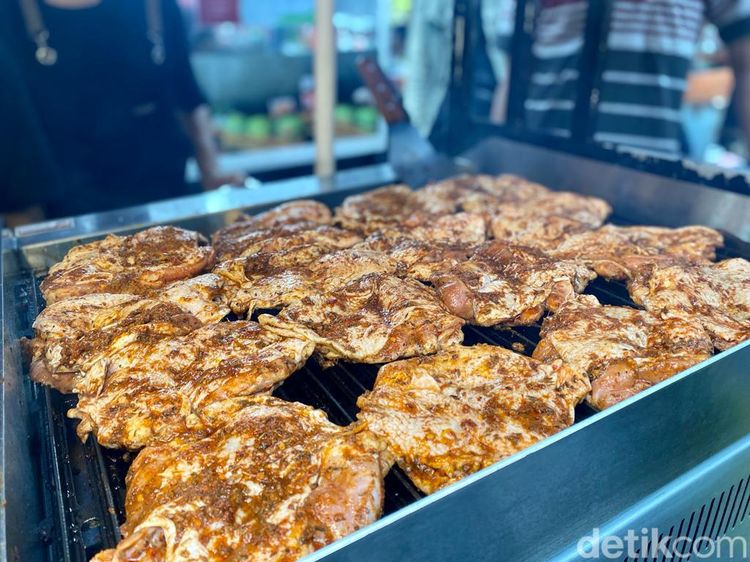 Cukup Rp 30 Ribu Buat Cicip Steak Ayam Bumbu BBQ yang Lagi Viral