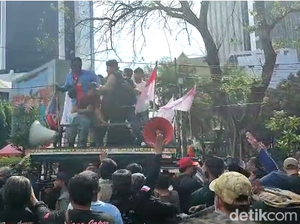 Aksi 1209 Ricuh, Massa Kejar Mobil Komando Kelompok Lain di Patung Kuda