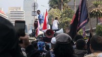 Massa aksi berorasi dengan mobil komandi. Di saat orasi massa GNPR, datang kelompok lain dengan mobil komando dari arah gedung Indosat.