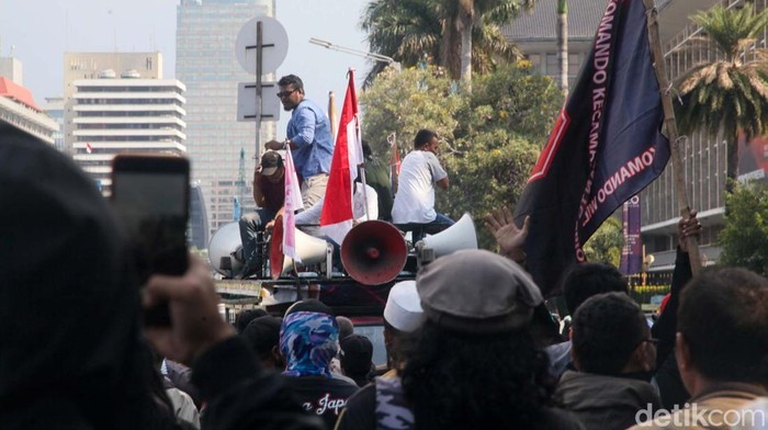 Aksi 1209 Sempat Ricuh, Begini Suasananya Aksi 1209 menolak kenaikan harga BBM di kawasan Patung Kuda sempat ricuh. Ada kelompok lain yang kabur karena dikejar massa aksi.
