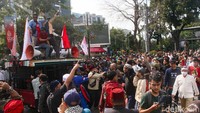 Massa yang belum diketahui itu kemudian dihalau massa. Ada aksi lempar botol ke arah mobil komando yang dihalau massa tersebut.