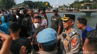 Polisi di lokasi aksi sempat melerai kericuhan tersebut. Polisi mengizinkan aksi di kawasan Patung Kuda dengan damai. Per pukul 14.58 WIB, kondisi di kawasan Patung Kuda sudah kondusif.