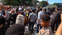 Pada pukul 16.00 WIB, aksi sudah terpantau tertib kembali.
