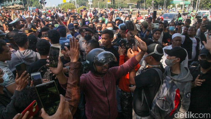 Aksi 1209 Sempat Ricuh, Begini Suasananya Aksi 1209 menolak kenaikan harga BBM di kawasan Patung Kuda sempat ricuh. Ada kelompok lain yang kabur karena dikejar massa aksi.