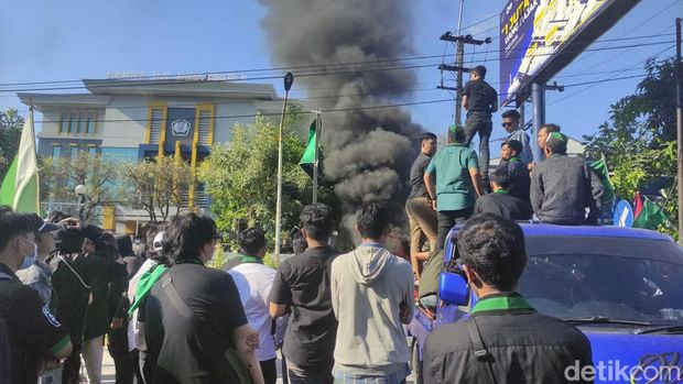 Aktivis HMI bakar-bakar ban bekas di depan Kantor DJP Jatim II Jalan Raya Juanda