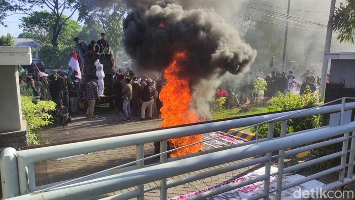 Aktivis HMI bakar-bakar ban bekas di depan Kantor DJP Jatim II Jalan Raya Juanda
