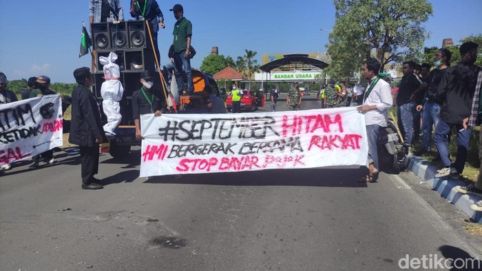 Aktivis HMI blokade Jalan Raya Bypass Juanda