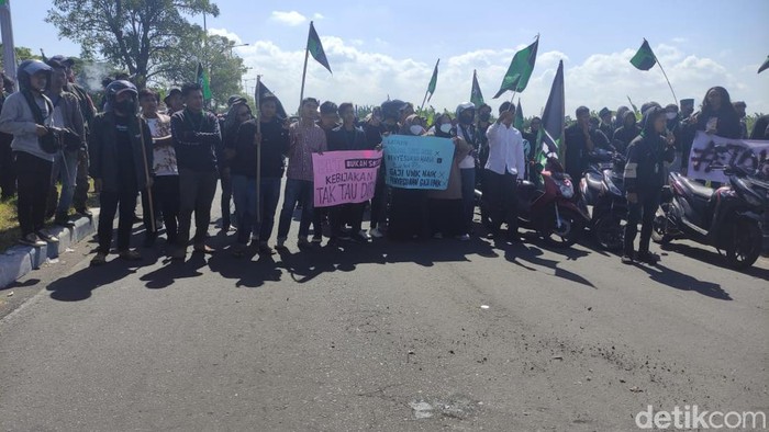 Aktivis HMI blokade Jalan Raya Bypass Juanda