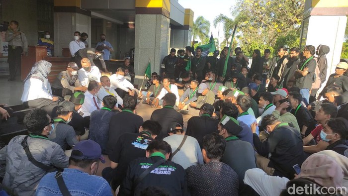 Aktivis HMI dipersilakan masuk halaman Kantor Wilayah DJP Jatim II Jalan Raya Juanda.