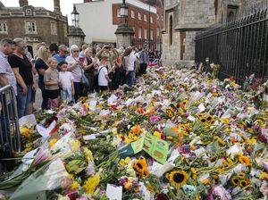 London Bertabur Bunga Matahari, Bentuk Kecintaan Warga Pada Sang Ratu
