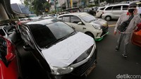 Massa berdatangan dengan menggunakan mobil yang diparkir di sekitar gedung.