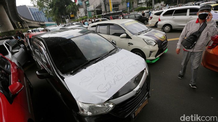 Massa yang mengatasnamakan Driver Online Indonesia (Drone) menggelar aksi di depan kantor pusat perusahaan pemilik aplikasi transportasi online di Kebayoran Baru, Jakarta Selatan, Senin (12/9/2022). Massa menuntut penyesuaian tarif taksi online imbas kenaikan harga BBM.