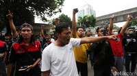 Massa aksi meminta pemimpin perusahaan transportasi online menemui mereka.