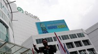 Tampak ada satu mobil komando lengkap dengan pengeras suara yang digunakan oleh massa aksi.