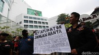 Massa yang mengatasnamakan Driver Online Indonesia (Drone) menggelar aksi di depan kantor pusat perusahaan aplikasi transportasi online di kawasan Blok M, Kebayoran Baru, Jakarta Selatan, Senin (12/9/2022).