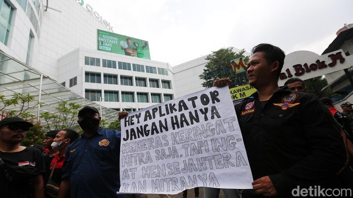 BBM Naik, Driver Taksi Online Demo Tuntut Penyesuaian Tarif Massa yang mengatasnamakan Driver Online Indonesia (Drone) menggelar aksi di depan kantor pusat perusahaan pemilik aplikasi transportasi online di Kebayoran Baru, Jakarta Selatan, Senin (12/9/2022). Massa menuntut penyesuaian tarif taksi online imbas kenaikan harga BBM.