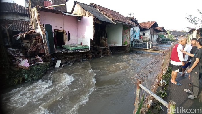 Dua rumah di Jalan Ampera Kelurahan Panglayungan rusak disapu banjir.