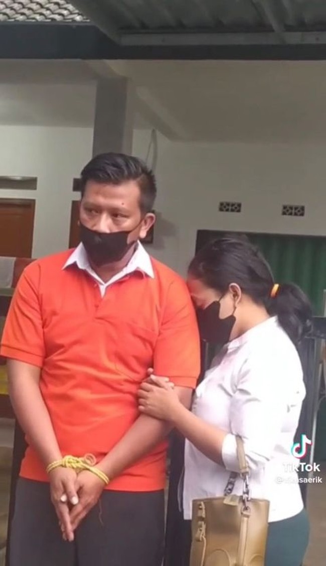 Aksi pasutri yang membuat parodi momen Ferdy Sambo dan Putri Candrawathi saat rekonstruksi ini sudah ditonton lebih dari 14,5 juta Views dan mendapatkan beragam komentar dari warganet. Foto: Dok. TikTok @rikasaerik.