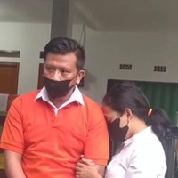 Aksi pasutri yang membuat parodi momen Ferdy Sambo dan Putri Candrawathi saat rekonstruksi ini sudah ditonton lebih dari 14,5 juta Views dan mendapatkan beragam komentar dari warganet. Foto: Dok. TikTok @rikasaerik.