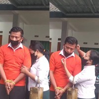 Wolipop telah menghubungi Rikasah yang membuat video parodi di TikTok soal Ferdy Sambo dan Putri. Erik menceritakan di balik video viral unggahannya. Kamis (8/9/2022) jam 17.20 WIB bersama istri memparodikan kemesraan Ferdy Sambo dan istri saat rekonstruksi yang berlangsung di Duren 3, Jakarta, ungkap Erik kepada Wolipop lewat WhatsApp, Senin (12/9/2022). Foto: Dok. TikTok @rikasaerik.