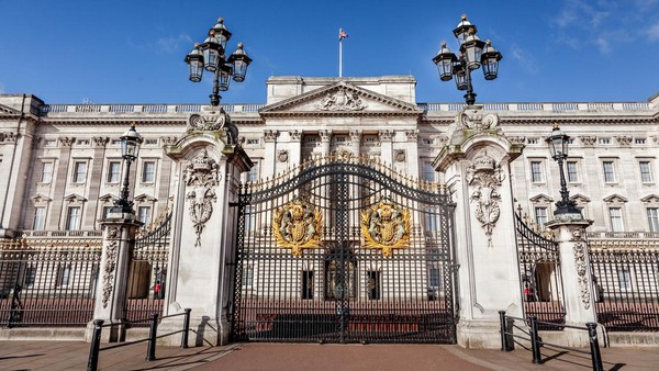 Tak hanya balkon, area luar Istana Buckingham juga memiliki peran penting. Jika keluarga kerajaan memiliki kabar terbaru, biasanya pengumuman itu akan ditempelkan di dekat area pagar istana.