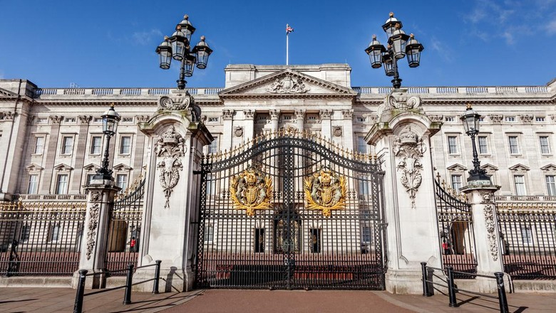 Istana Buckingham biasanya sering terdengar ketika ada kabar yang berkaitan dengan keluarga kerajaan Inggris. Sebenarnya apa fungsi dari istana ini ya?