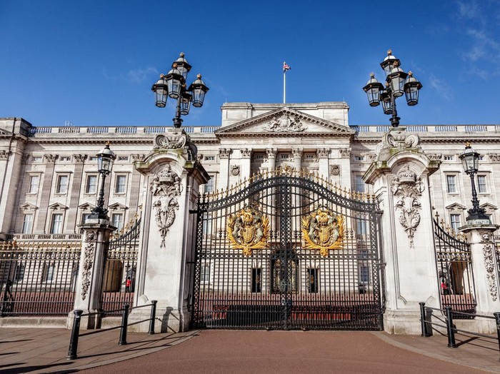 Istana Buckingham biasanya sering terdengar ketika ada kabar yang berkaitan dengan keluarga kerajaan Inggris. Sebenarnya apa fungsi dari istana ini ya?