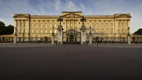 Lalu apa sebenarnya fungsi dari Istana Buckingham ini bagi keluarga kerajaan dan ada apa saja di dalamnya? Simak informasinya di sini. Dilansir dari laman resmi Istana Buckingham, awalnya kediaman ini tidak disebut sebagai istana, melainkan Rumah Buckingham atau Buckingham House.