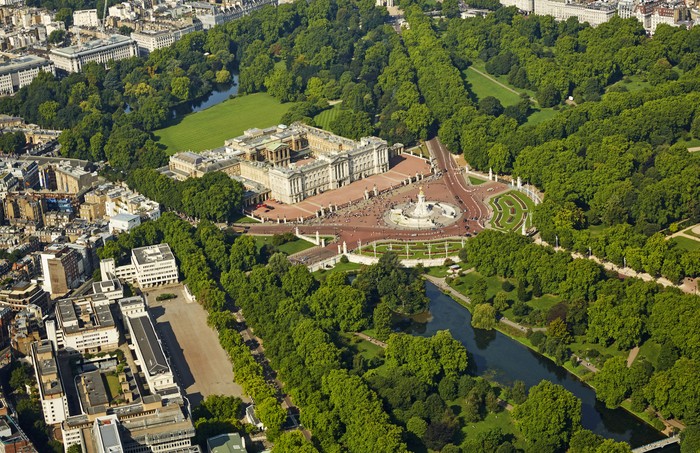 Istana Buckingham biasanya sering terdengar ketika ada kabar yang berkaitan dengan keluarga kerajaan Inggris. Sebenarnya apa fungsi dari istana ini ya?