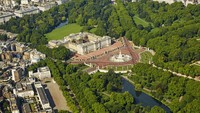 Bagian utama Istana Buckingham saat ini awalnya merupakan sebuah townhouse pribadi yang dibangun pada tahun 1703 untuk kediaman Duke of Buckingham. Hingga pada tahun 1761, Raja George III menetapkan kediaman ini sebagai rumah bagi Ratu Charlotte. Kemudian kediaman ini dikenal sebagai Rumah Sang Ratu atau The Queens House.