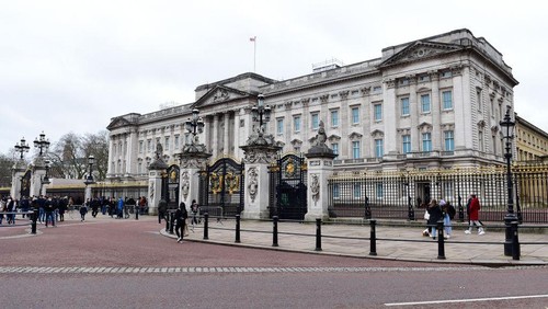 Istana Buckingham biasanya sering terdengar ketika ada kabar yang berkaitan dengan keluarga kerajaan Inggris. Sebenarnya apa fungsi dari istana ini ya?