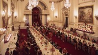 Selain menjadi kediaman monarki saat sedang di London, Istana Buckingham juga menjadi pusat kantor administrasi kerajaan. Tak hanya itu, istana ini juga kerap menjadi tuan rumah berbagai acara yang diadakan oleh keluarga kerajaan. Mulai dari makan siang, acara-acara formal, hingga pesta kebun kerajaan atau Royal Garden Party.