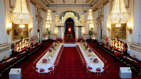 Selain itu, terdapat juga ruang takhta (throne room), ruang dansa (ballroom), dan ruang galeri marble hall & white drawing room. Dari ratusan ruang yang ada di dalam Istana Buckingham, sayangnya yang dibuka untuk umum hanya ruang-ruang berkategori state room. Selain itu, terdapat juga ruang takhta (throne room), ruang dansa (ballroom), dan ruang galeri marble hall & white drawing room. Dari ratusan ruang yang ada di dalam Istana Buckingham, sayangnya yang dibuka untuk umum hanya ruang-ruang berkategori state room.