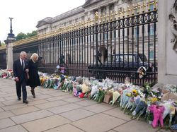 Dear Pelayat, Jangan Bawa Boneka Beruang dan Selai Jeruk untuk Ratu Elizabeth