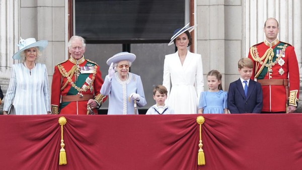 Balkon Istana Buckingham kerap jadi lokasi keluarga inti kerajaan Inggris menampakkan diri saat digelarnya sebuah acara. Mulai dari kegiatan parade seperti Trooping The Colour hingga penampilan pasangan kerajaan selepas resepsi pernikahan.