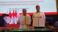 Direktur Utama BP Jamsostek Anggoro Eko Cahyo dan Ketua Umum KONI Pusat Marciano Norman menandatangani MoU terkait optimalisasi pelaksanaan program jaminan sosial ketenagakerjaan bagi pelaku olah raga di Jakarta, Senin (12/9/2022).