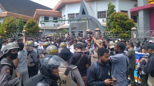 Brimob Polda Papua digeruduk massa usai tahu Gubernur Lukas Enembe dipanggil KPK.